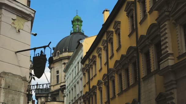 Topo da igreja dominicana atrás do museu da farmácia na cidade velha de Lviv, passeios turísticos — Vídeo de Stock