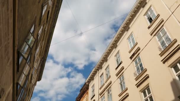 Ciel bleu avec nuages blancs entre architecture ancienne, time-lapse — Video