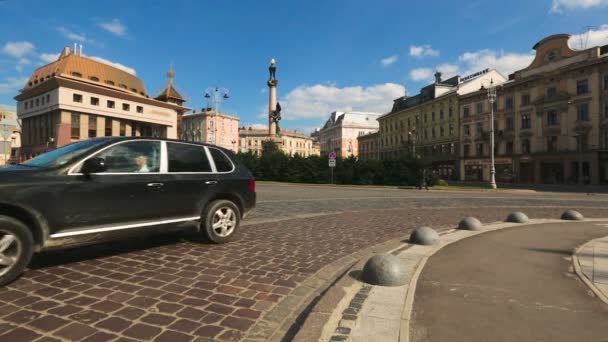 Lvov, Ukrajina - cca červenec 2017: Památky ve městě. Městské vozy dopravní Lvov náměstí s pomníkem Adama Mickiewicze, kulturní dědictví — Stock video