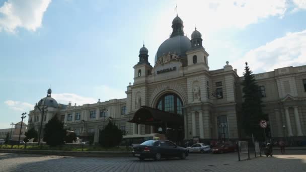 LVIV, UCRÂNIA - CIRCA JULHO 2017: Passeios turísticos na cidade. Edifício da estação ferroviária em Lviv cidade, belo exterior, famoso marco — Vídeo de Stock