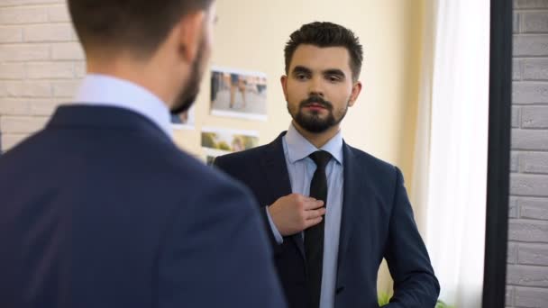 Młody człowiek w garniturze, szykując się do pracy wywiad przed lustrem — Wideo stockowe