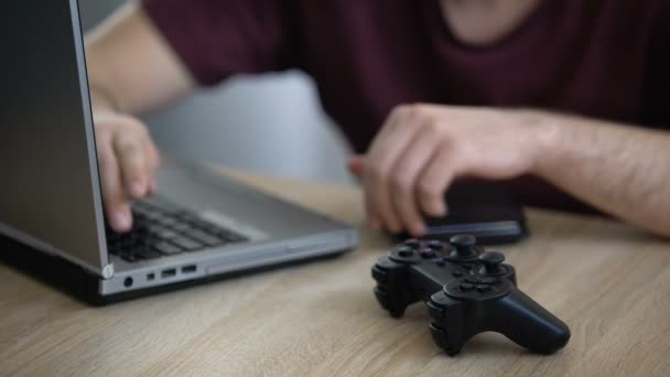 Bachelor inserendo il numero di carta sul computer portatile, acquisto di console di gioco online, dipendenza — Video Stock