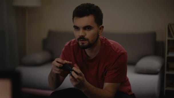 Homem concentrado nervosamente pressionando botões joystick, jogando vício jogo — Vídeo de Stock
