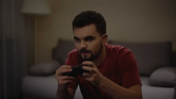 Tevreden gamer weergegeven: succes gebaar winnen van de ronde, Bachelor in lifestyle, hobby — Stockvideo