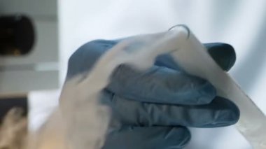 Bilim adamı ısıtır kimyasal madde, gözlemler tepki, çökme çalışma