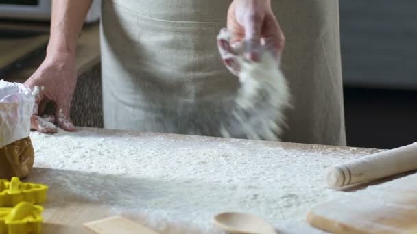 테이블에 작업 장소와 sprinking 밀가루를 준비 하는 여성 솥의 손 — 비디오