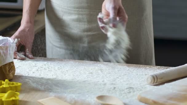 Hände einer Herdfrau bereiten Arbeitsplatz vor und streuen Mehl auf den Tisch — Stockvideo