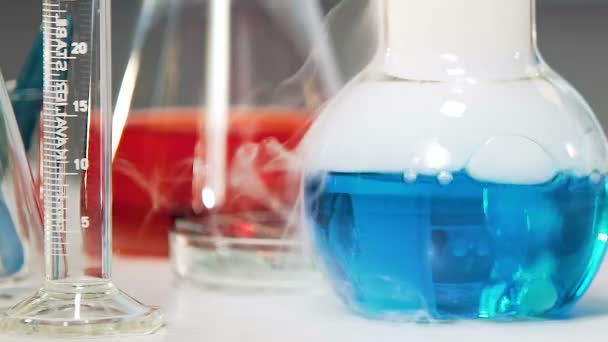 Blauwe chemische stof met rook kookt in laboratorium, chemische experiment — Stockvideo