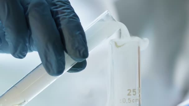 Dikke fuming van chemische vloeistof, laboratoriumexperimenten met zuren, close-up — Stockvideo