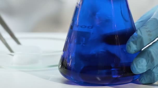 Impresionante reacción del hielo seco que humea en líquido, disolviendo el proceso en ácido — Vídeo de stock