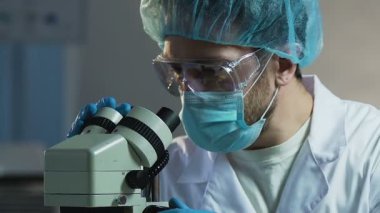 Erkek bilim ilaç endüstrisi laboratuar mikroskobu ile çalışma