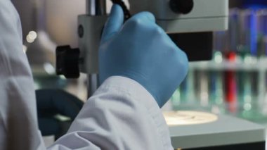 Laboratuar asistanı virüs mikroskop altında inceler, bilimsel araştırma yakın çekim