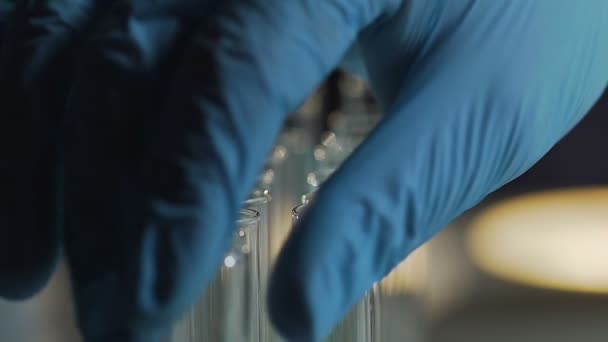 Исследователь берет пробирки с кровью, ученый делает биохимический анализ — стоковое видео