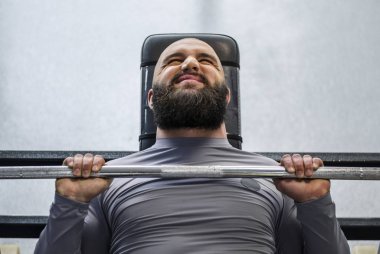 Yarışmadan önce çalışkan erkek profesyonel atlet halter, tuşuna basarak