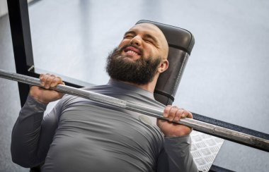 Güçlü adam jimnastik salonu, fitness kulübünde eğitim erkek atlet ağırlık kaldırma