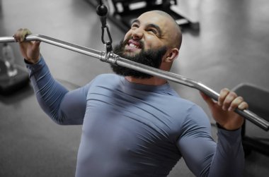 Profesyonel sporcu spor eğitim ağır ağırlık çekerek duygularını