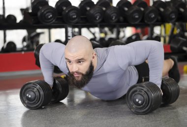 Kaslar, etkin sağlıklı yaşam bina şınav, güçlü genç adam