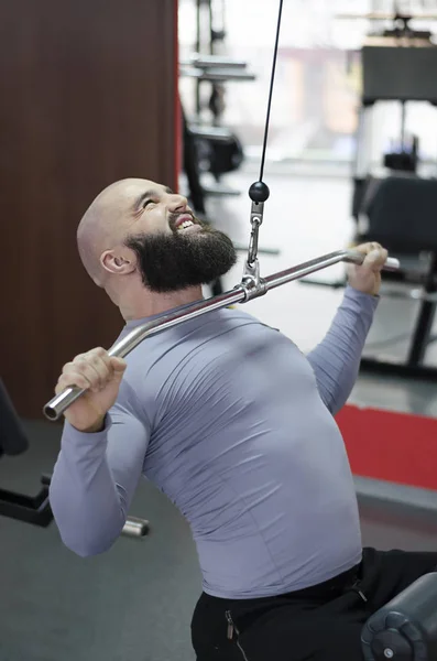 Joven tenso haciendo ejercicio en el gimnasio, ejercicios deportivos para una vida saludable —  Fotos de Stock