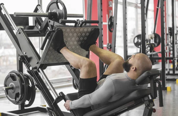 Profesyonel sporcu spor salonunda, bacak günlük rutin yapıyor rekabet için hazırlanıyor — Stok fotoğraf
