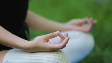 Kadın parkta, doğa, sağlıklı açık egzersizleri ile birlik meditasyon