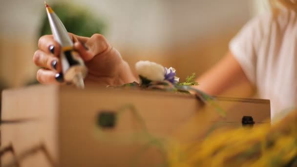 Senhora colando flor decorativa em caixa de madeira artesanal, preparação presente — Vídeo de Stock