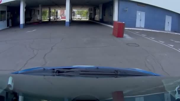 Автомобіль, що виходить з території транспортної служби, перетинає кордон воріт — стокове відео