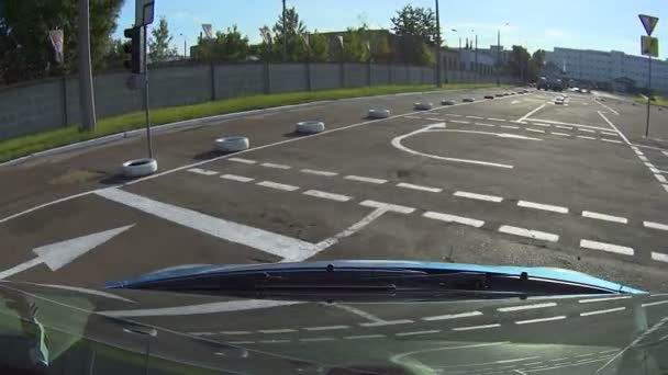 Blauwe auto op asfalt autodrome met wegmarkeringen rijden examen, verkeersregels — Stockvideo