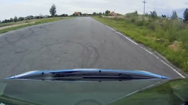 Coche extremo conduciendo en pista de carreras vacía en el parque verde, giro de velocidad, batalla automática — Vídeo de stock