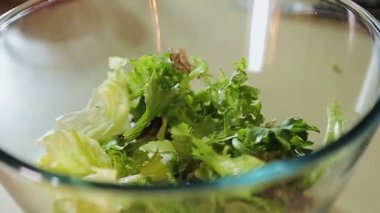 Sağlıklı organik marul salata kasesine dökülen Haritayı katılımcı pişirme
