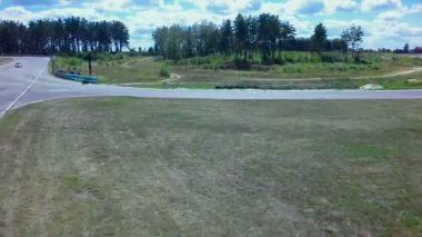 Motor sporları kulübü yeşil ağaçlar forest yakınındaki hız testi beyaz otomatik