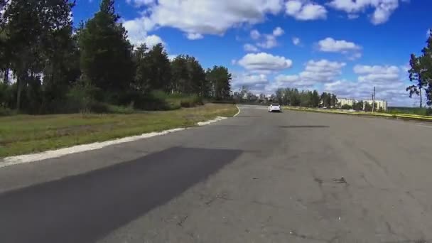 Guidare su pista asfaltata seguendo avversario, gara di velocità, secondo posto — Video Stock