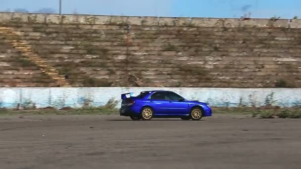 Niebieski samochód drifting na drodze, manewrowania podczas auto wyścigi konkurencji — Wideo stockowe