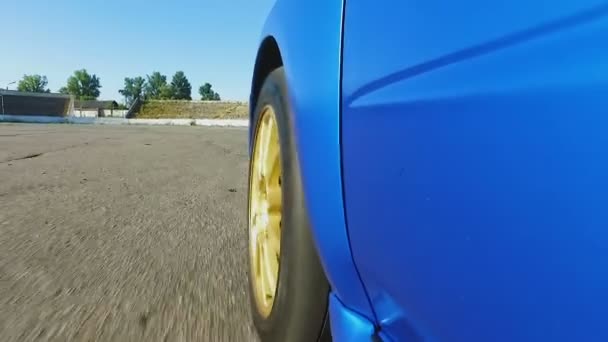 Pilote de course professionnel testant la puissance du moteur et l'aérodynamique de la voiture sur route — Video