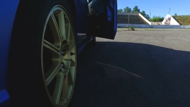 Homem saindo do carro azul e fechando a porta, demonstração de automóvel — Vídeo de Stock