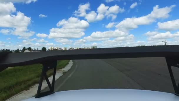 Nastavené rychlosti auto s spoiler za v závodu, technický přínos — Stock video