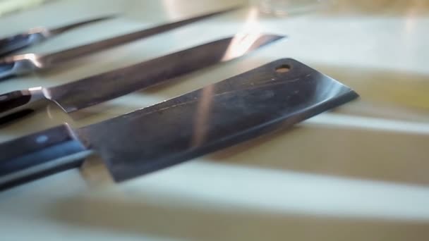 Kvinnlig kock hand tar kniven från inställd på restaurangkök, matlagning verktyg — Stockvideo