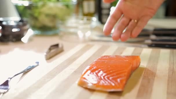 日本の寿司シェフのサーモン ピンクの魚を慎重に切断、牛フィレ肉のヘルシーなシーフード — ストック動画