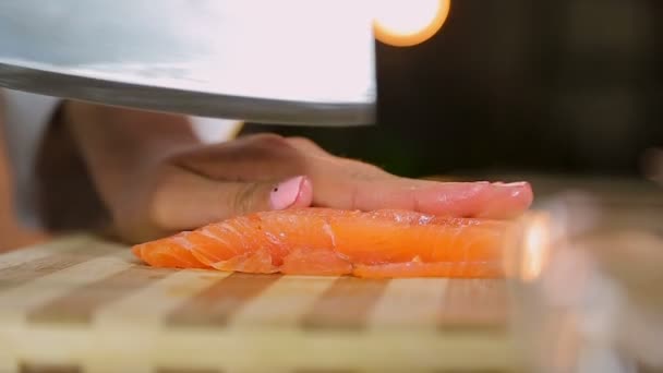 Lady cuoco mani affettare pesce rosso sul tavolo, delizioso antipasto, cucina asiatica — Video Stock