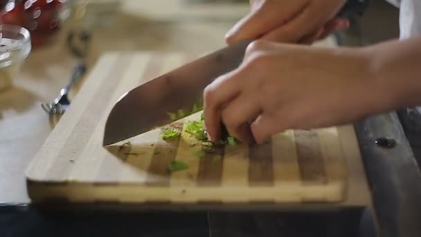 Mujer manos picando ensalada de verduras verdes en la tabla de cortar, comida vegetariana — Vídeo de stock