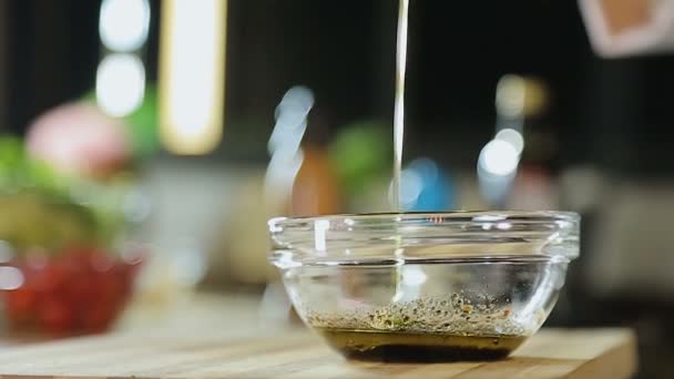 Chefe cozinheiro derramando azeite, preparando molho de salada, receita de cozinha italiana — Vídeo de Stock