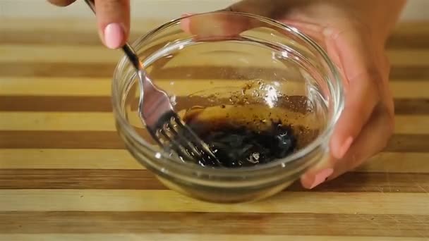 Koken amateur mengen met vork zelfgemaakte salade dressing in een kom, eetcultuur — Stockvideo