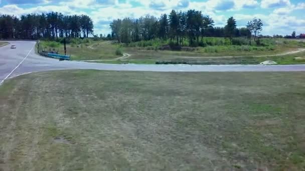 农村汽车运动俱乐部白色自动测试速度在绿树林附近 — 图库视频影像