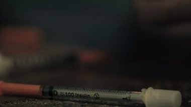 Şırıngayı tablo closeup, tehlikeli alışkanlığı ile kaşık uyuşturucu doz yapım keş