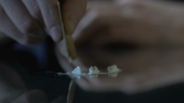 Erkek bölen kokain satırlarında cam yüzey, sağlıksız bağımlılığı, junky eller