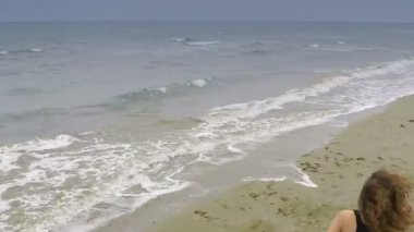 Boş plaj, etkin sağlıklı yaşam, spor çalıştıran atletik genç kadın