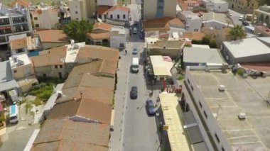 Güzel hava görünümünü Larnaka şehrin yerel pazar ve konut evler