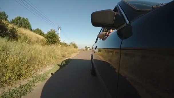 Toeristen in wagen met open venster tijdens autorit, liefde voor avonturen — Stockvideo