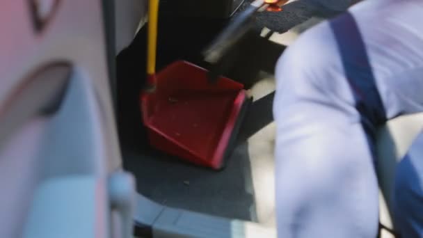 Ιδιοκτήτης αυτοκινήτου σαρωτικές σκονισμένο πάτωμα μέσα από τη σκούπα και το φαράσι, υπηρεσία καθαρισμού — Αρχείο Βίντεο