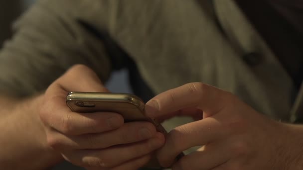 Mannelijke handen bericht aan het typen op smartphone, sociale netwerken, gadget verslaving — Stockvideo