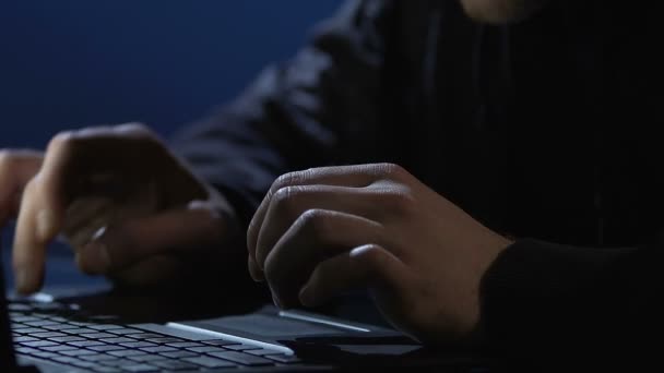 Dangereux hacker tapant sur ordinateur portable, voler des informations confidentielles, la cybercriminalité — Video